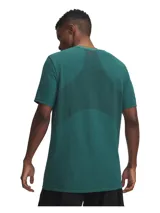 Remera deportiva Under Armour de la línea Vanish, confeccionada en tejido de punto suave con ventilación de malla estratégica. Presenta un diseño prácticamente sin costuras para reducir la fricción, material elástico en cuatro direcciones y tecnología de absorción de sudor.