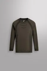Camiseta térmica de manga larga color verde oscuro, con cuello redondo y diseño ajustado al cuerpo.