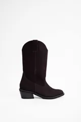 Bota de caña media estilo western, confeccionada en cuero vacuno color marrón oscuro, con taco cuadrado y costuras decorativas.