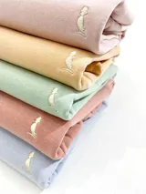 Buzo deportivo amarillo de algodón con cuello redondo y puños acanalados.