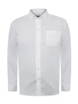 Camisa de manga larga en tejido oxford color celeste claro, con cuello abotonado, bolsillo en el pecho y cierre frontal con botones.