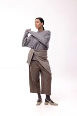 Sweater de punto con cuello redondo, mangas largas con hombros caídos y silueta relajada.