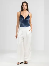 Pantalón blanco de lino italiano con hilo metalizado, corte recto, talle medio, cintura elástica en la parte posterior y bolsillos delanteros.