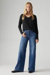 Pantalón de jean azul de tiro medio y corte wide leg.