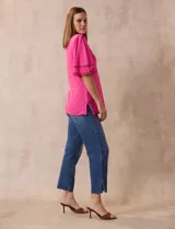 Remera de algodón color fucsia, marca Ruby Rd. con cuello redondo con escote en V y mangas cortas amplias con aplique de crochet en el borde.