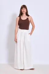 Musculosa marrón de canalé con cuello redondo y detalle de argolla dorada en el tirante.