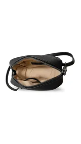 Bandolera compacta y funcional de símil cuero color tostado, con dos bolsillos frontales con cierre, correa ajustable y desmontable, y detalles de herrajes oscuros.
