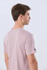 Remera lisa de manga corta y cuello redondo, color gris oscuro, de calce cómodo con pequeño logo bordado en el pecho.