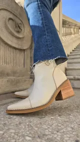 Botas cortas de cuero color blanco marfil con punta fina texturizada estilo reptil y taco cuadrado de madera de 6 cm.