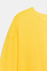 Camiseta verde de corte regular fit, con cuello redondo, manga larga y bajo recto.