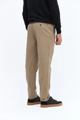Pantalón chino clásico color beige, con textura, corte regular y pasacinto.