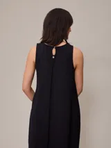 Vestido largo color marrón claro, sin mangas y corte recto.