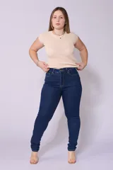 Pantalón chupín de tiro alto color azul oscuro.