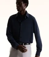 Camisa de manga larga Marfinno en color azul marino, de corte clásico con cuello inglés y cierre frontal de botones. Confeccionada con tecnología performance en poliamida y elastano.