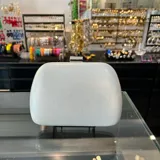 Clutch plateado brillante de eco cuero, con asa de cadena desmontable plateada.