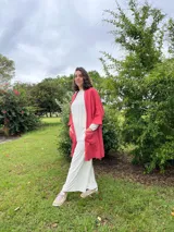 Kimono largo color crema con estampado de lunares marrones, confeccionado en tussor de algodón.