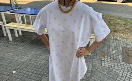 Vestido blanco con lunares amarillos, corte amplio tipo remerón y mangas cortas.