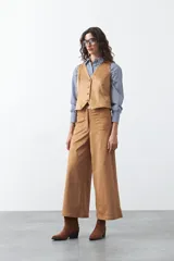 Pantalón ancho de gamuza color tostado, de calce relajado y caída suave.