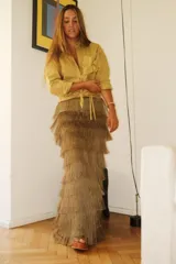 Falda larga de lino color beige con volados de rafia en capas, tajos laterales y cintura elástica en la parte posterior.