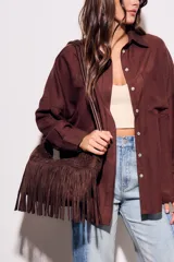 Bandolera marrón de gamuza sintética con flecos largos, cierre superior con cremallera y correa de hombro ajustable.