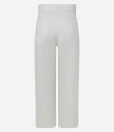 Pantalón recto de corte cropped, confeccionado en sarga de algodón. Presenta cintura con trabillas, cierre frontal con botón y cremallera, y bolsillos funcionales en el frente y en la parte posterior.