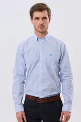 Camisa de manga larga con estampa de cuadros pequeños en tonos celeste y blanco, cuello con botones y bolsillo ojal en el pecho con detalle bordado.