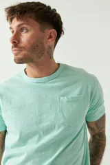 Remera de hombre color ladrillo, lisa, de corte regular, con bolsillo en el pecho, manga corta y cuello redondo. Confeccionada en algodón.