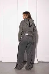 Pantalón de jogging gris con efecto gastado, corte holgado y cintura con cordón ajustable.