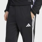 Pantalón de entrenamiento Adidas Tiro 26 Essentials Training, color negro con las tres tiras características de la marca en los laterales en color blanco.