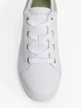 Zapatillas de tenis Tommy Hilfiger de corte bajo, confeccionadas en piel napa blanca con paneles de textura en color verde claro en el talón. Presentan suela gruesa de goma, cierre con cordones y logo metálico en bajo relieve en el lateral.