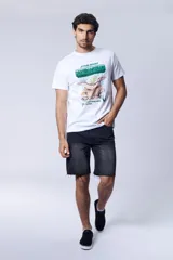 Remera blanca de manga corta con estampado frontal de Star Wars The Mandalorian con la imagen de Grogu y texto descriptivo.
