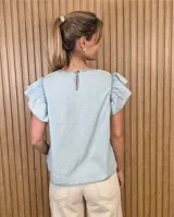 Musculosa de lino color marrón con mangas con volantes y cuello redondo.