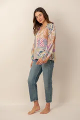 Blusa de manga larga con diseño patchwork multicolor que combina estampados florales, paisley y geométricos, con escote en V y mangas abullonadas.