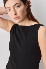 Top de tejido acanalado con cuello bote y calce al cuerpo, color blanco.