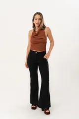 Pantalón de tiro alto con corte evasé, cierre frontal con cremallera y botón, y bolsillos funcionales en la parte delantera y trasera.