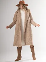 Tapado negro de lana rústica con cinto negro incluido, de corte oversized.