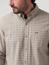 Camisa de manga larga RKF confeccionada en franela de algodón orgánico con diseño de cuadros multicolor. Presenta cuello con botones, cierre frontal abotonado y un bolsillo en el pecho con el logo de la marca bordado.