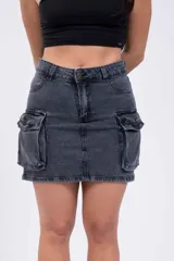 Minifalda gris de jean con bolsillos cargo laterales.