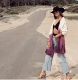 Chal bufanda tejida a mano con lana virgen sin teñir, con puntas desgastadas y teñida a mano en degrade de blanco a rosa.