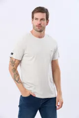 Remera lisa de manga corta y cuello redondo, color gris oscuro, de calce cómodo con pequeño logo bordado en el pecho.