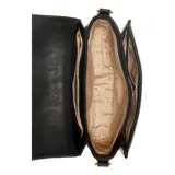 Bolso Guess negro con correa de mano y correa bandolera ajustable. Tiene el logo de la marca en dorado en el frente y herrajes dorados.