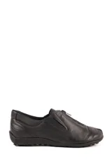 Zapatos bajos de cuero color negro, con cierre frontal y suela de goma con relieve.