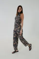 Pantalón de lino estampado con diseño de selva y leopardos, de tiro medio y corte de piernas amplias que se afinan hacia el tobillo.