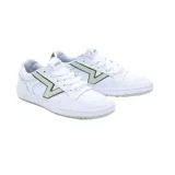 Championes Vans modelo Lowland, de diseño urbano en color blanco con detalles en verde claro. Presentan el logo lateral característico de la marca, puntera perforada y suela de goma.