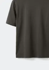 Remera básica celeste de corte regular, con cuello redondo y mangas cortas.