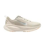 Championes de running Nike Vomero 18, color beige con detalles plateados y suela con tecnología ZoomX.