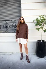 Botas de caña media confeccionadas en cuero color chocolate, con diseño de punta cuadrada y taco cuadrado de altura media.