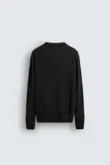 Jersey de corte relajado confeccionado en hilatura de algodón con efecto lavado. Presenta cuello redondo, manga larga y acabados en rib en cuello, puños y bajo.