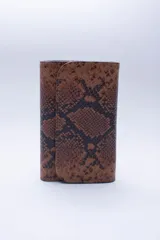 Billetera negra de cuero con textura tipo cocodrilo, con múltiples ranuras para tarjetas y billetes.