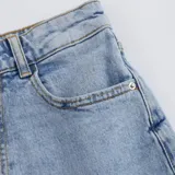 Short tipo bermuda de jean en color azul claro, con diseño de cinco bolsillos, cierre frontal con botón y costuras reforzadas.